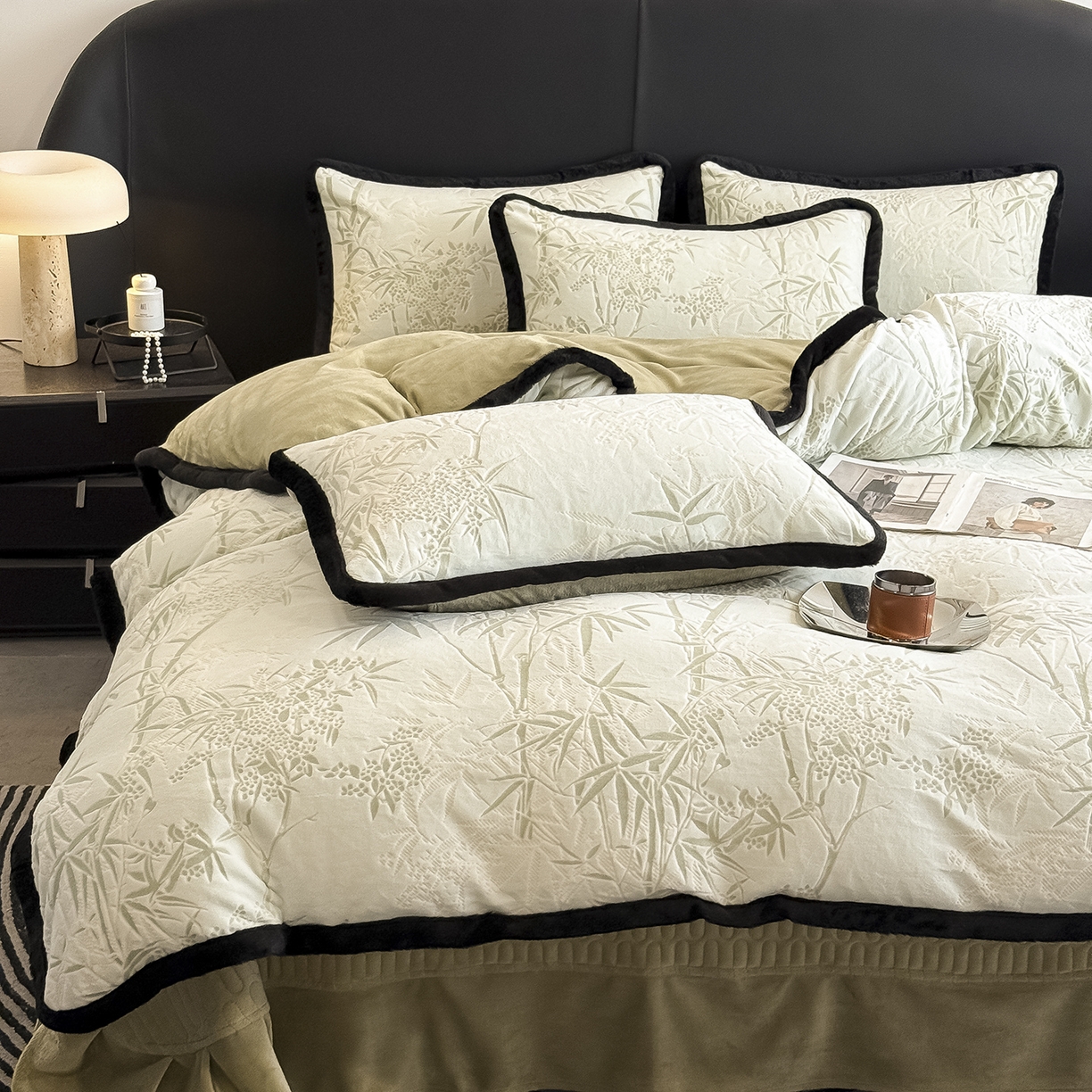 91家纺网 家纺一手货源 找家纺 懒猫家纺 2025新款宽包边雕花绒四件套 竹叶清风