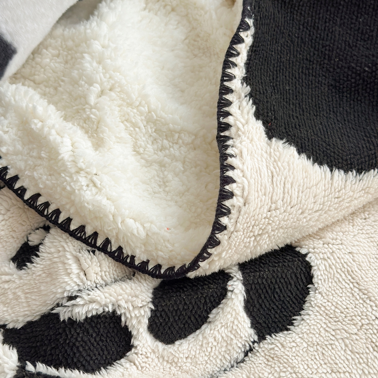 91家纺网 家纺一手货源 找家纺 小叮当家纺仓储工厂店 买家秀 爆款花型2025新款阳离子高克重羊羔绒保暖毯子外贸毯子 黑白萌熊