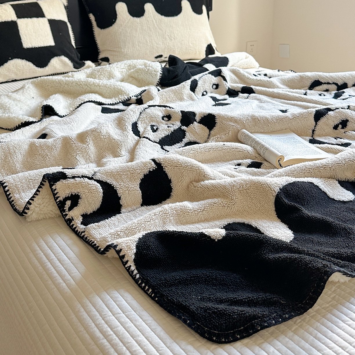 91家纺网 家纺一手货源 找家纺 小叮当家纺仓储工厂店 买家秀 爆款花型2025新款阳离子高克重羊羔绒保暖毯子外贸毯子 黑白萌熊