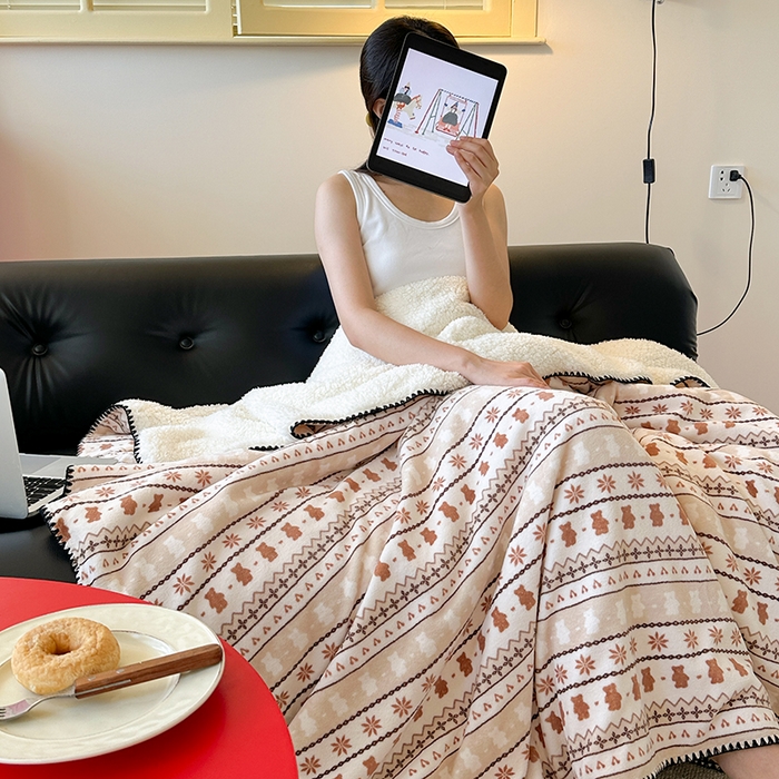 91家纺网 家纺一手货源 找家纺 （总）小叮当家纺仓储工厂店 买家秀 爆款花型2025新款英伦风高克重羊羔绒牛奶绒贝壳边毯子外贸毯子