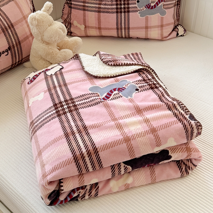 91家纺网 家纺一手货源 找家纺 小叮当家纺仓储工厂店 买家秀 爆款花型2025新款英伦风高克重羊羔绒牛奶绒贝壳边毯子外贸毯子 粉萌狗趣格