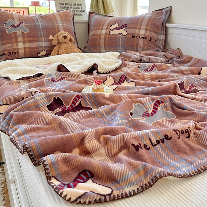 91家纺网 家纺一手货源 找家纺 小叮当家纺仓储工厂店 买家秀 爆款花型2025新款英伦风高克重羊羔绒牛奶绒贝壳边毯子外贸毯子 咖格汪星