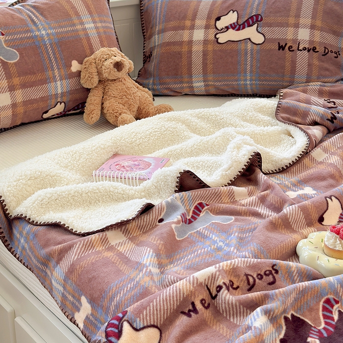 91家纺网 家纺一手货源 找家纺 小叮当家纺仓储工厂店 买家秀 爆款花型2025新款英伦风高克重羊羔绒牛奶绒贝壳边毯子外贸毯子 咖格汪星