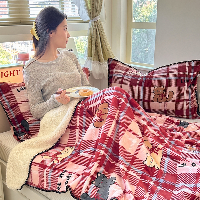 91家纺网 家纺一手货源 找家纺 小叮当家纺仓储工厂店 买家秀 爆款花型2025新款英伦风高克重羊羔绒牛奶绒贝壳边毯子外贸毯子 甜梦喵趣