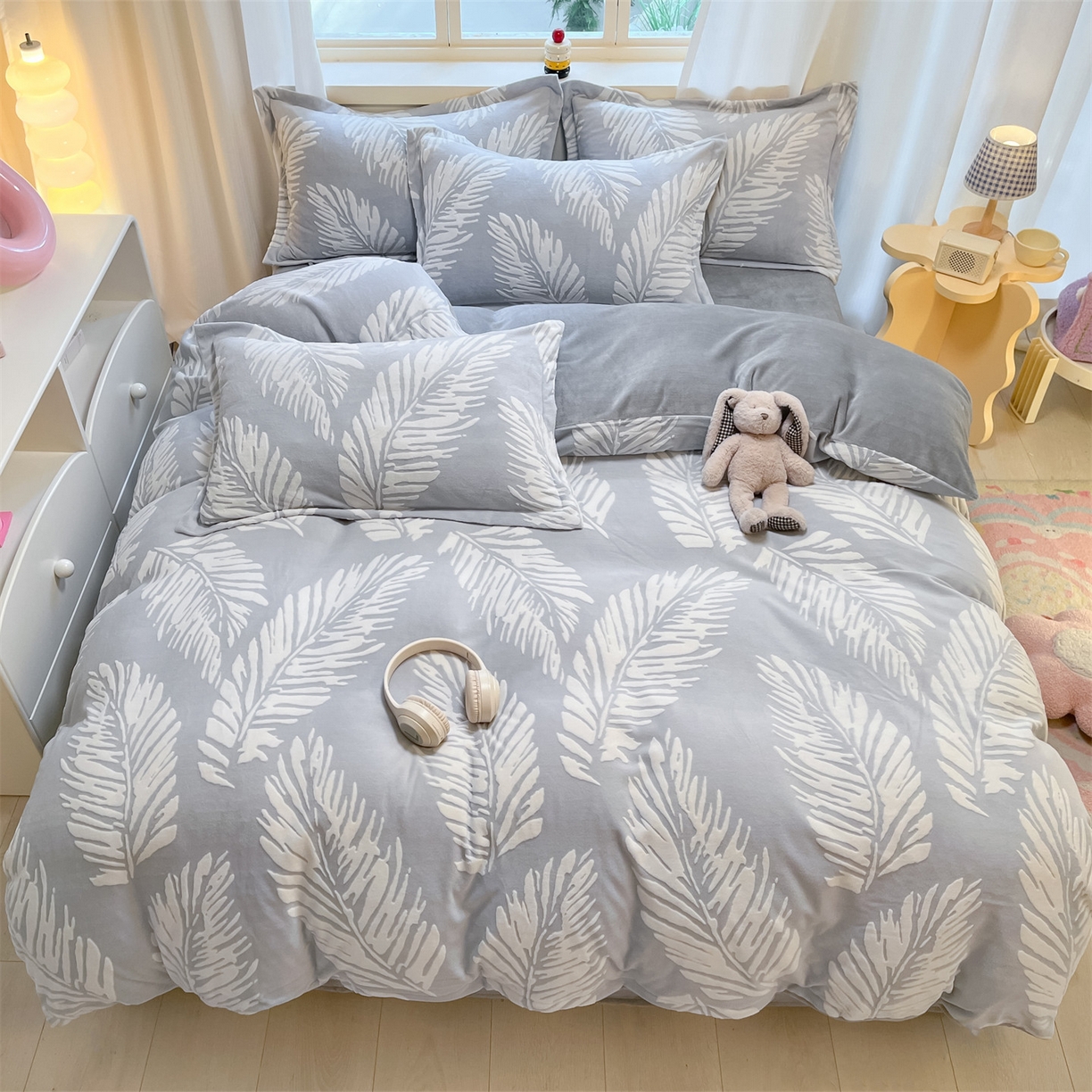 91家纺网 家纺一手货源 找家纺 名兮家居 2025新款高克重加厚雕花绒枕套 羽毛-灰