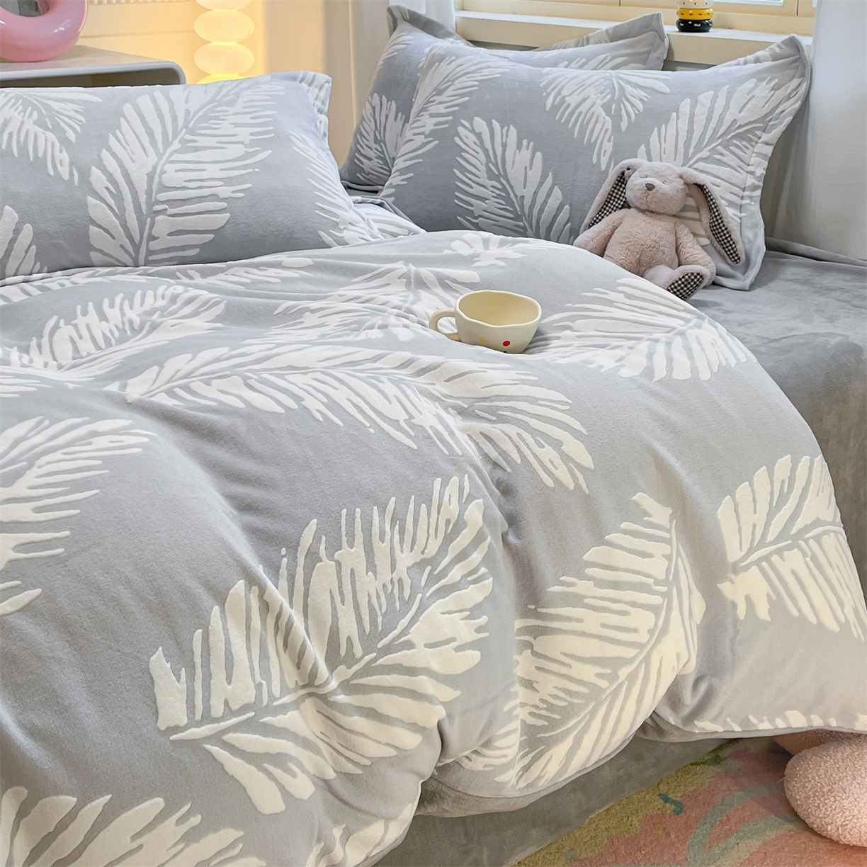 91家纺网 家纺一手货源 找家纺 名兮家居 2025新款高克重加厚雕花绒枕套 羽毛-灰