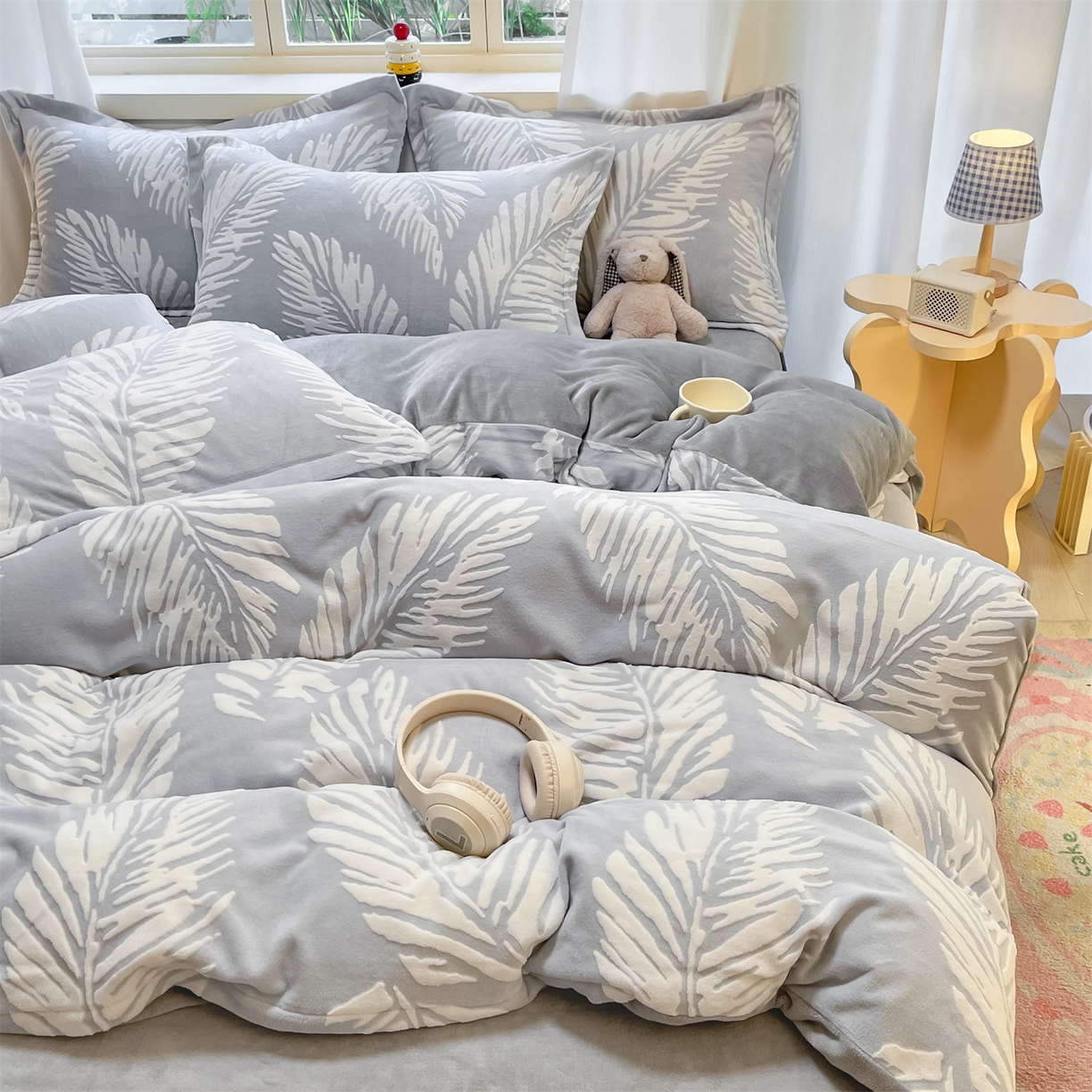 91家纺网 家纺一手货源 找家纺 名兮家居 2025新款高克重加厚雕花绒枕套 羽毛-灰