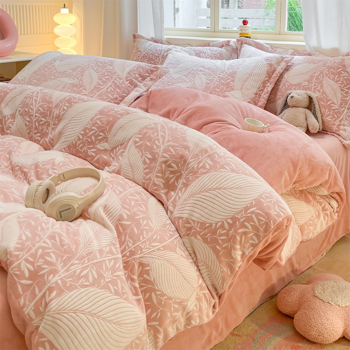 91家纺网 家纺一手货源 找家纺 名兮家居 2025新款高克重加厚雕花绒枕套 千叶-粉