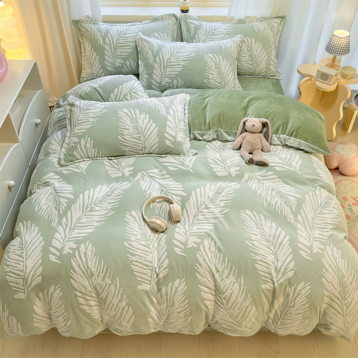 91家纺网 家纺一手货源 找家纺 名兮家居 2025新款高克重加厚雕花绒枕套 羽毛-绿