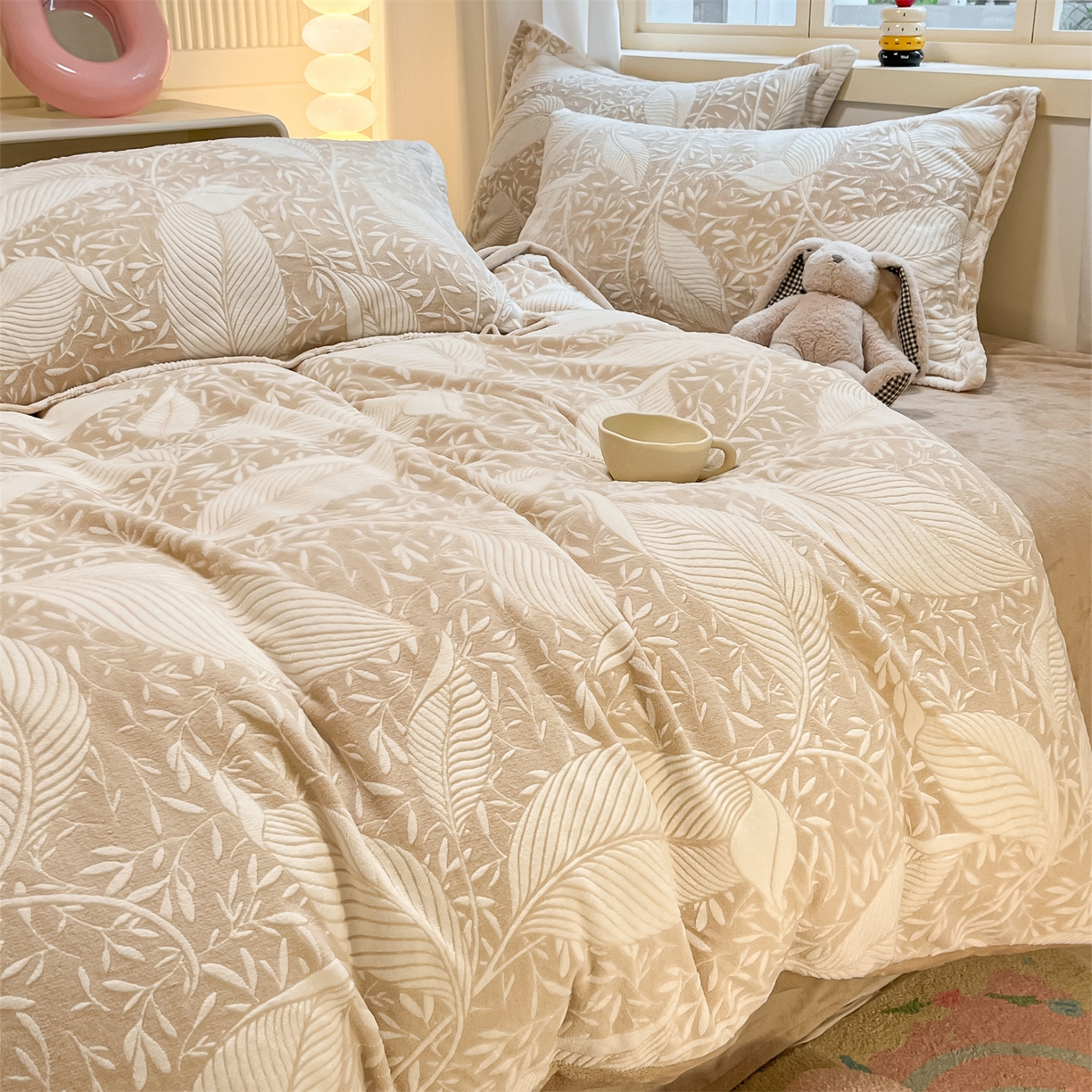 91家纺网 家纺一手货源 找家纺 名兮家居 2025新款高克重加厚雕花绒枕套 千叶-咖