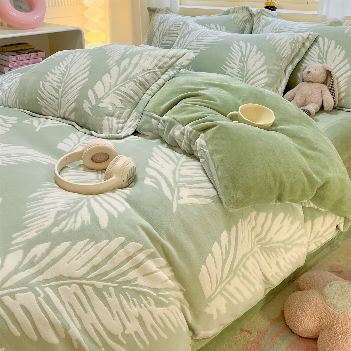 91家纺网 家纺一手货源 找家纺 名兮家居 2025新款高克重加厚雕花绒枕套 羽毛-绿