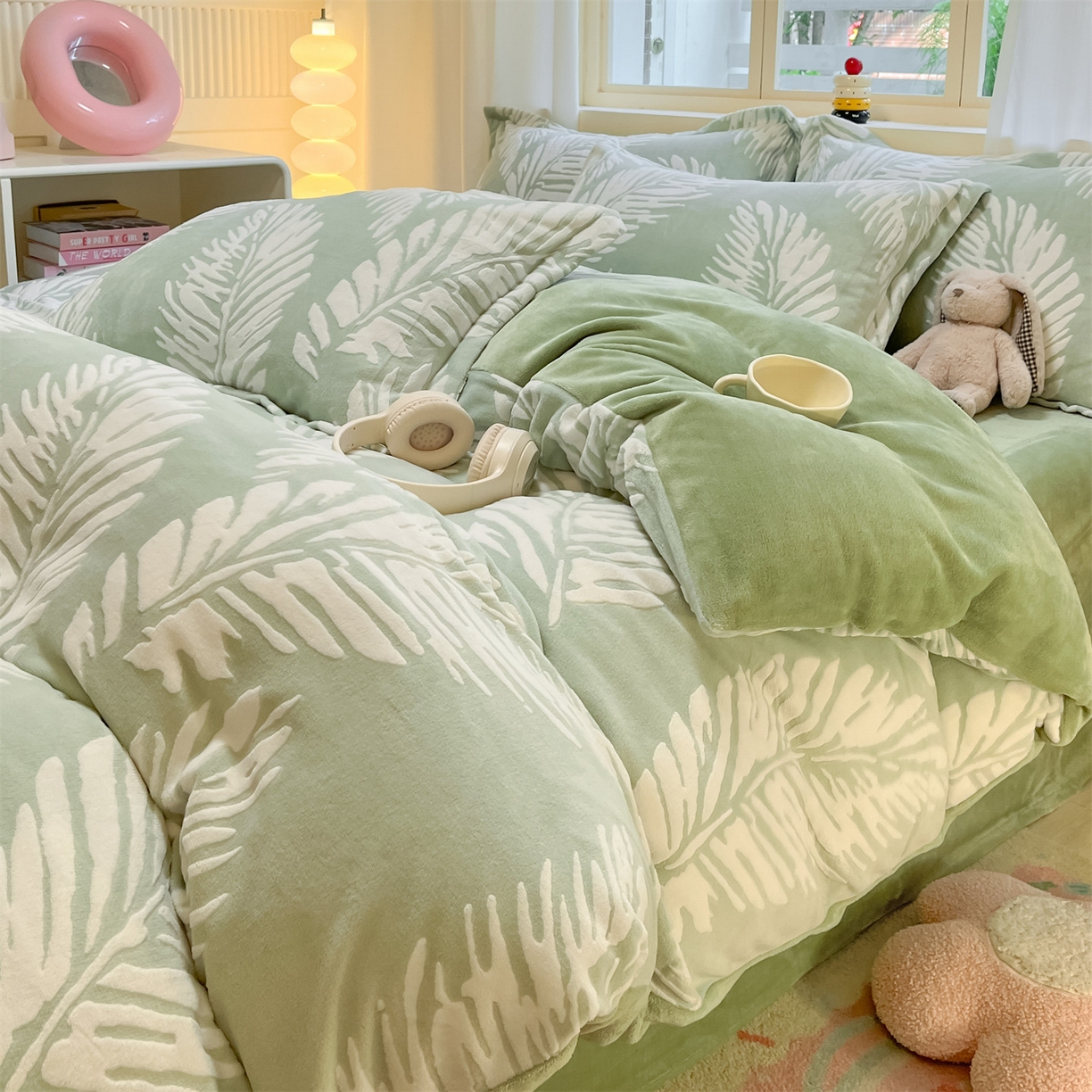 91家纺网 家纺一手货源 找家纺 名兮家居 2025新款高克重加厚雕花绒枕套 羽毛-绿