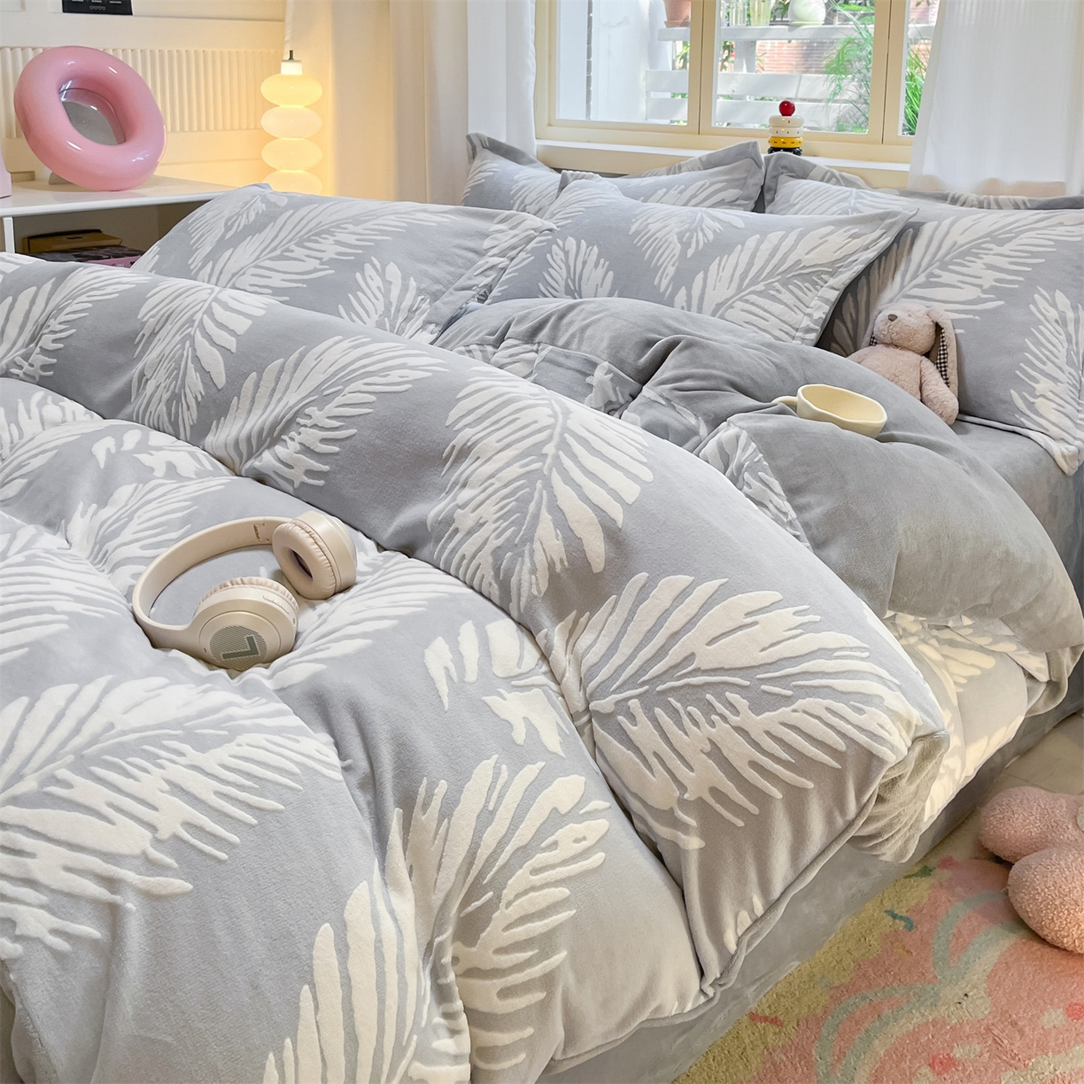 91家纺网 家纺一手货源 找家纺 名兮家居 2025新款高克重加厚雕花绒枕套 羽毛-灰