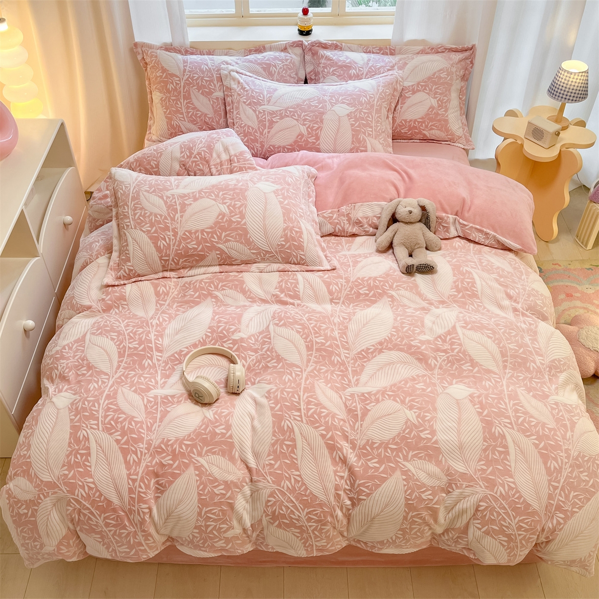 91家纺网 家纺一手货源 找家纺 名兮家居 2025新款高克重加厚雕花绒枕套 千叶-粉