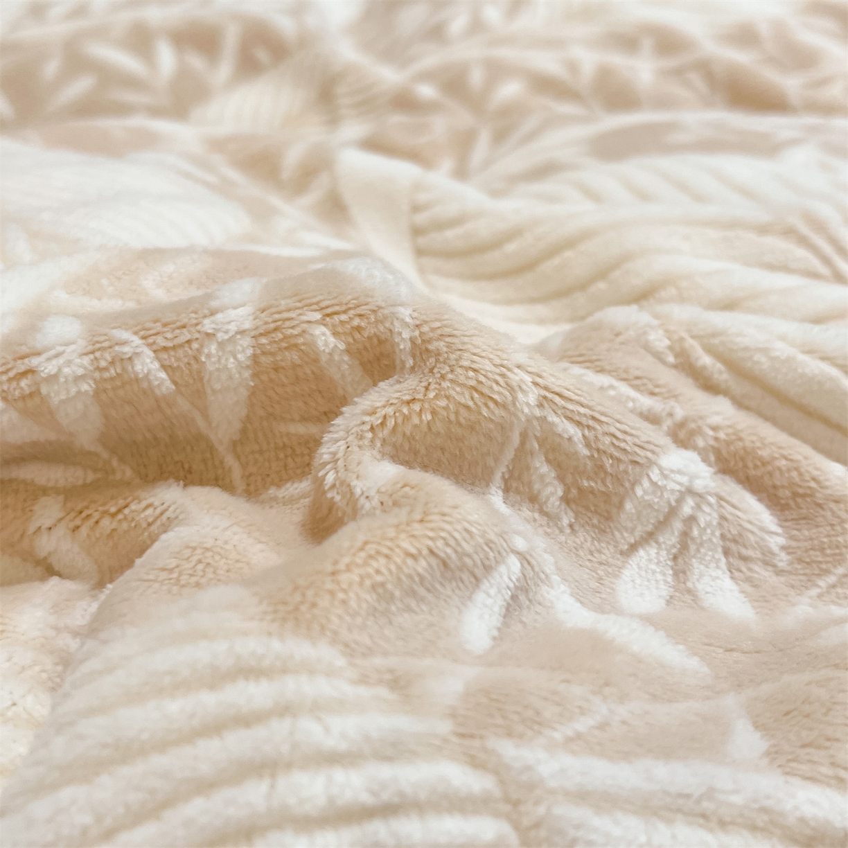 91家纺网 家纺一手货源 找家纺 名兮家居 2025新款高克重加厚雕花绒枕套 千叶-咖