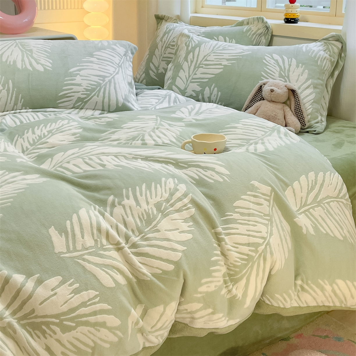 91家纺网 家纺一手货源 找家纺 名兮家居 2025新款高克重加厚雕花绒枕套 羽毛-绿