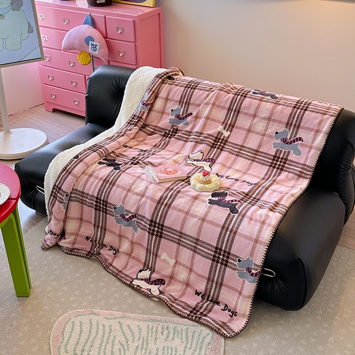 91家纺网 家纺一手货源 找家纺 小叮当家纺仓储工厂店 买家秀 爆款花型2025新款英伦风高克重羊羔绒牛奶绒贝壳边毯子外贸毯子 粉萌狗趣格