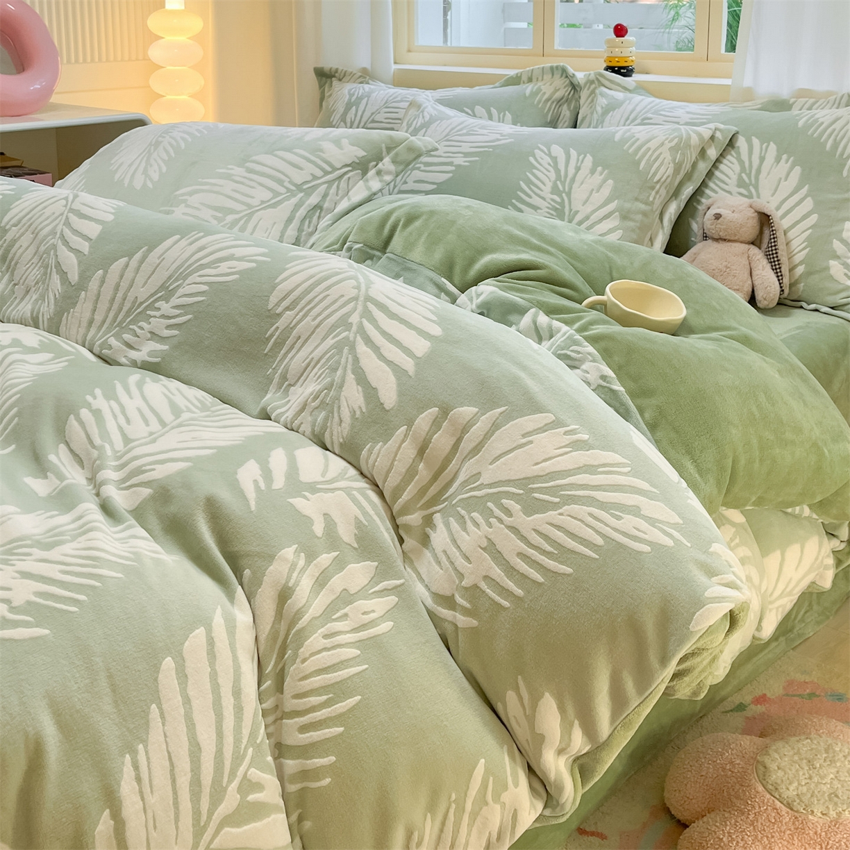 91家纺网 家纺一手货源 找家纺 名兮家居 2025新款高克重加厚雕花绒枕套 羽毛-绿