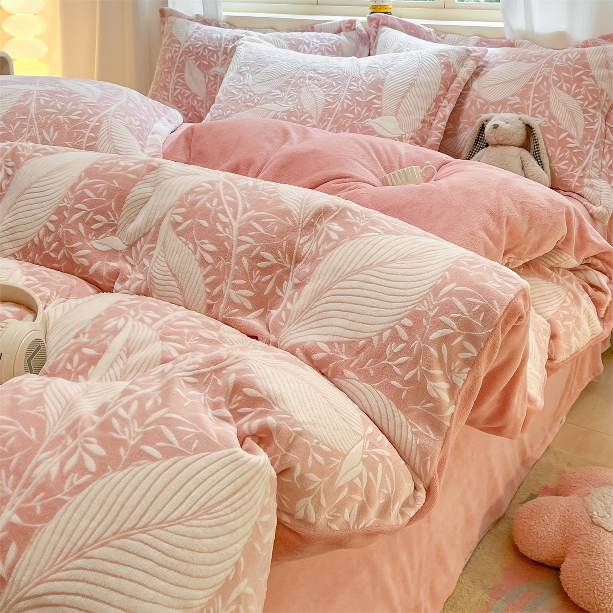 91家纺网 家纺一手货源 找家纺 名兮家居 2025新款高克重加厚雕花绒枕套 千叶-粉