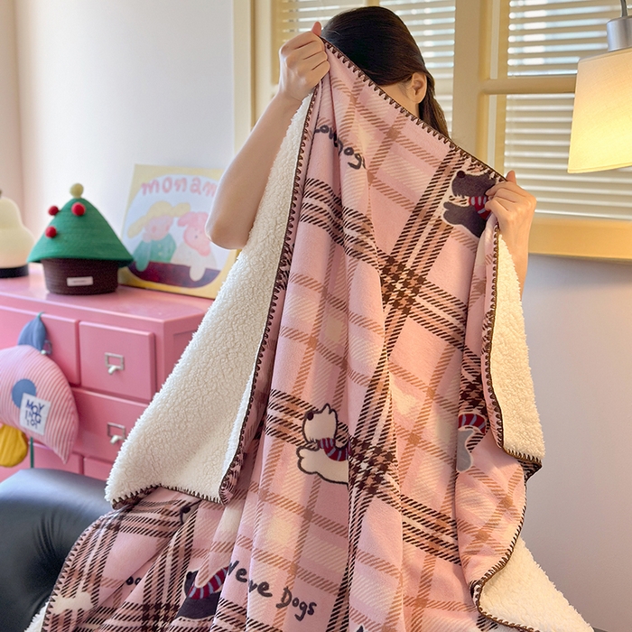 91家纺网 家纺一手货源 找家纺 小叮当家纺仓储工厂店 买家秀 爆款花型2025新款英伦风高克重羊羔绒牛奶绒贝壳边毯子外贸毯子 粉萌狗趣格