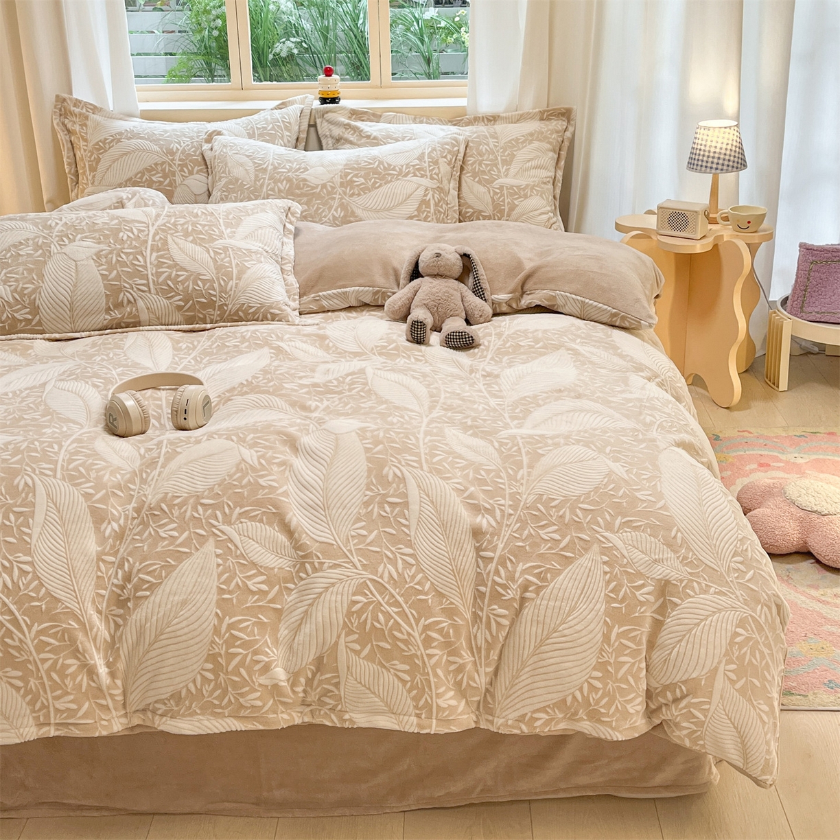 91家纺网 家纺一手货源 找家纺 名兮家居 2025新款高克重加厚雕花绒枕套 千叶-咖