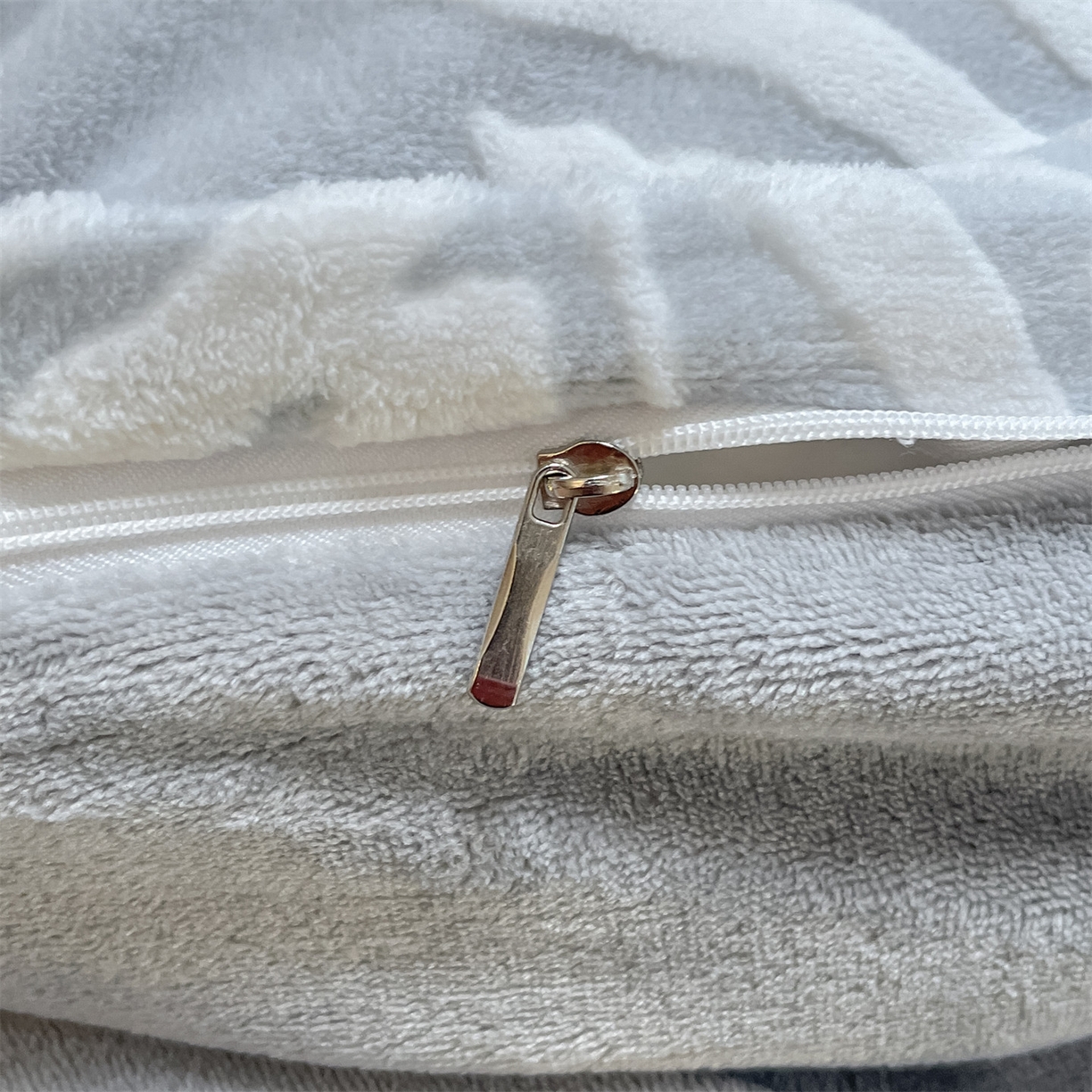 91家纺网 家纺一手货源 找家纺 名兮家居 2025新款高克重加厚雕花绒枕套 羽毛-灰