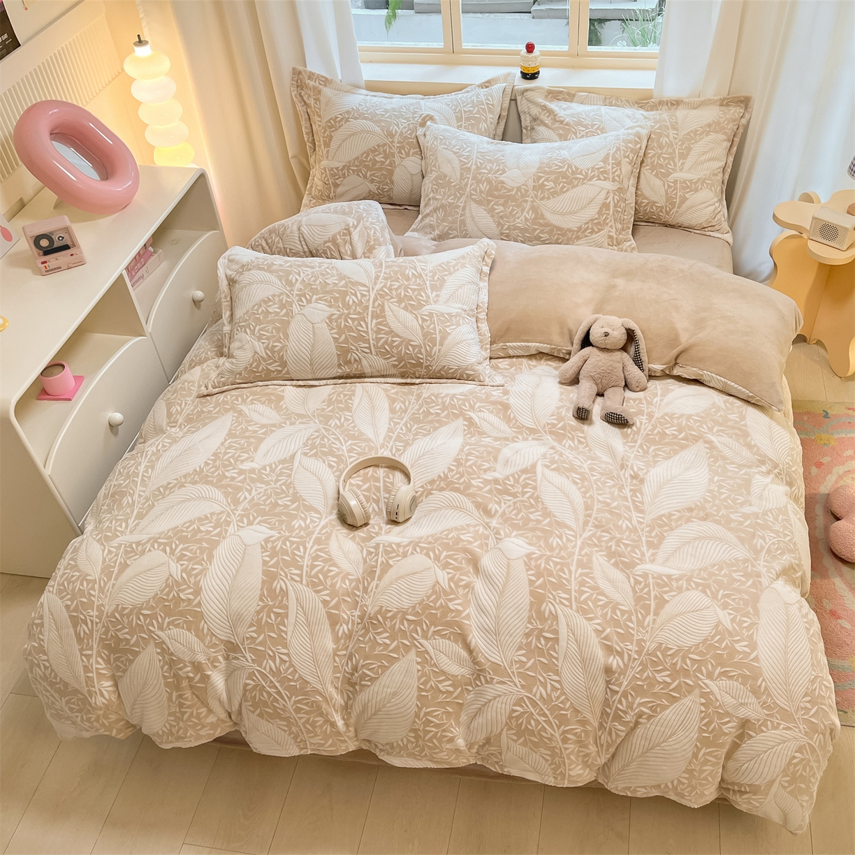 91家纺网 家纺一手货源 找家纺 名兮家居 2025新款高克重加厚雕花绒枕套 千叶-咖