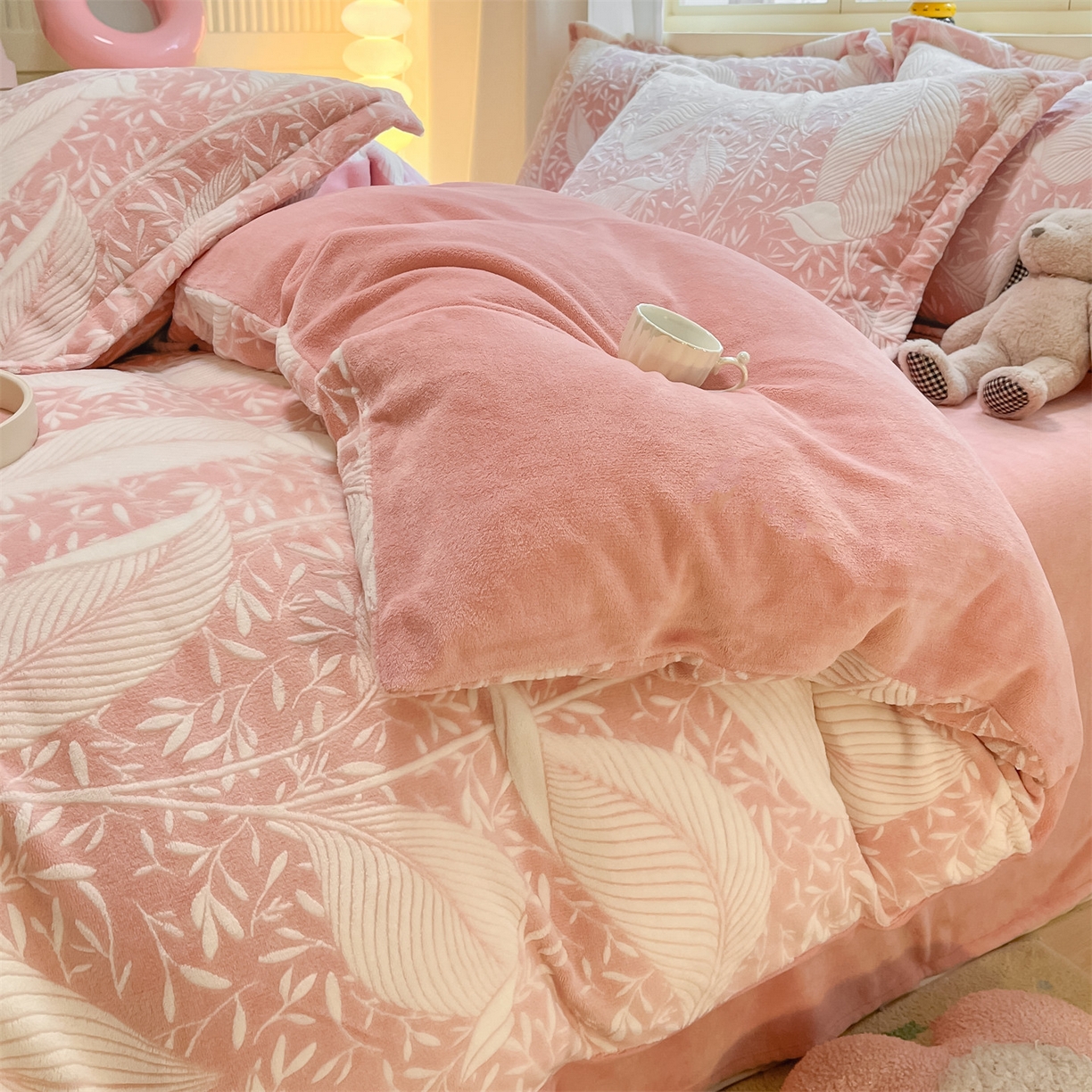 91家纺网 家纺一手货源 找家纺 名兮家居 2025新款高克重加厚雕花绒枕套 千叶-粉