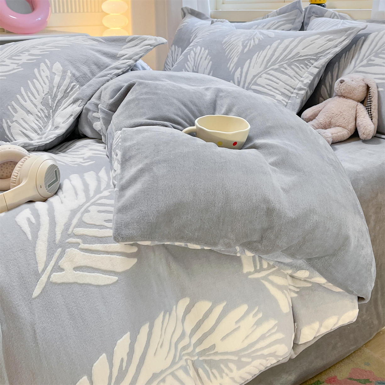 91家纺网 家纺一手货源 找家纺 名兮家居 2025新款高克重加厚雕花绒枕套 羽毛-灰