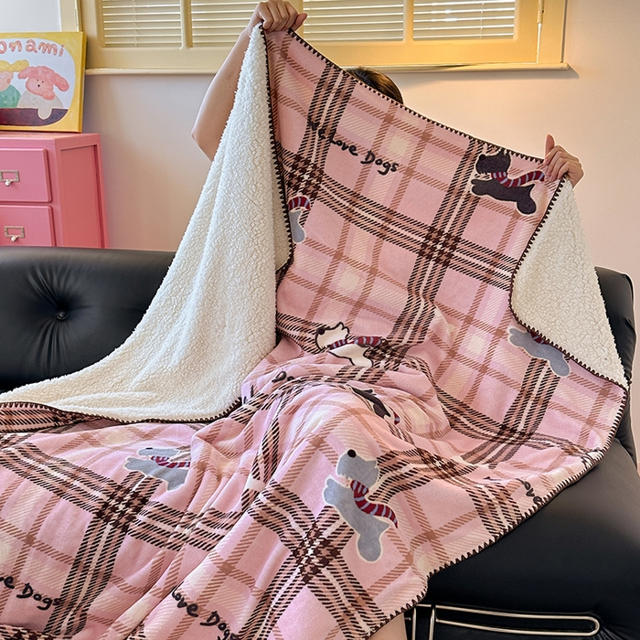 91家纺网 家纺一手货源 找家纺 小叮当家纺仓储工厂店 买家秀 爆款花型2025新款英伦风高克重羊羔绒牛奶绒贝壳边毯子外贸毯子 粉萌狗趣格