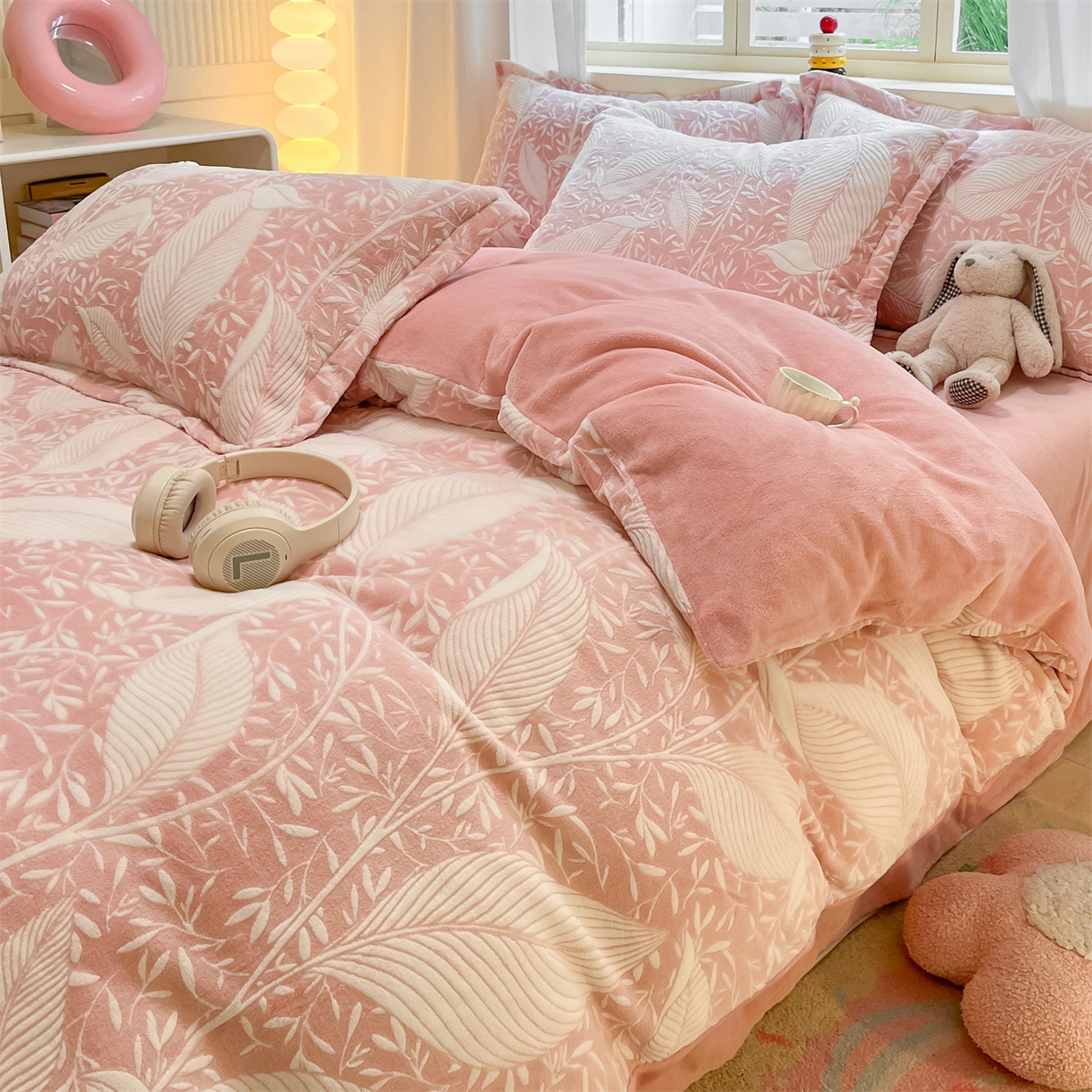 91家纺网 家纺一手货源 找家纺 名兮家居 2025新款高克重加厚雕花绒枕套 千叶-粉