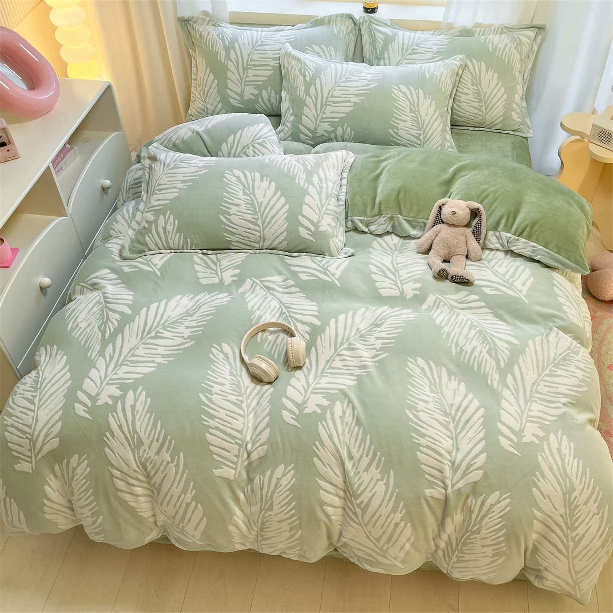 91家纺网 家纺一手货源 找家纺 名兮家居 2025新款高克重加厚雕花绒枕套 羽毛-绿