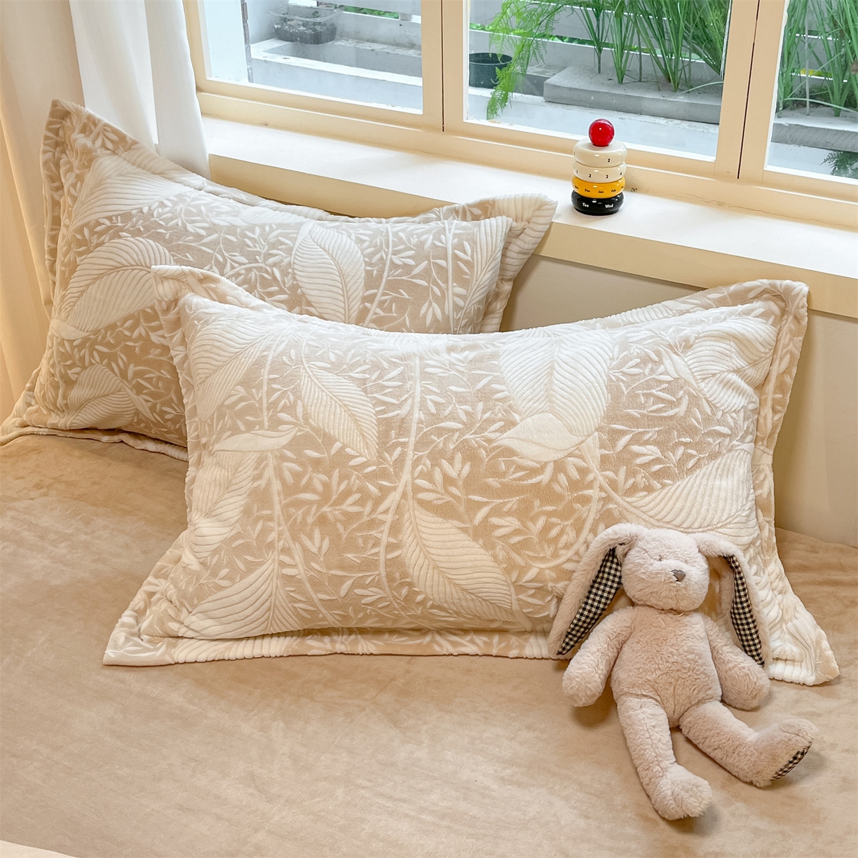 名兮家居 2025新款高克重加厚雕花绒枕套 千叶-咖