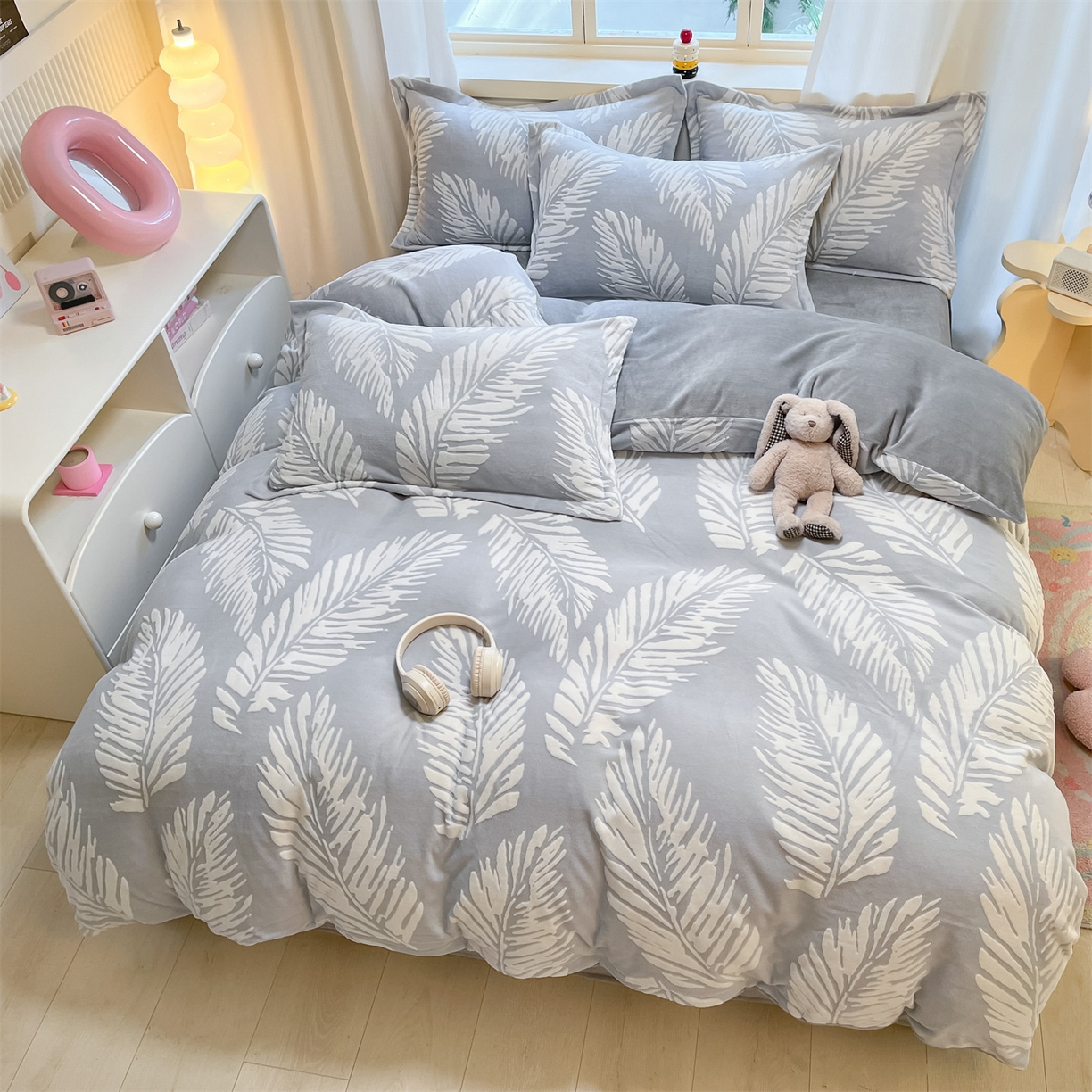 91家纺网 家纺一手货源 找家纺 名兮家居 2025新款高克重加厚雕花绒枕套 羽毛-灰