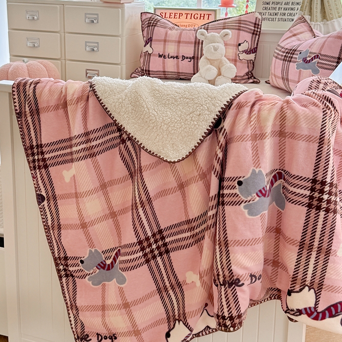 91家纺网 家纺一手货源 找家纺 小叮当家纺仓储工厂店 买家秀 爆款花型2025新款英伦风高克重羊羔绒牛奶绒贝壳边毯子外贸毯子 粉萌狗趣格