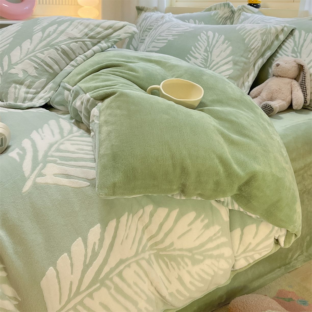 91家纺网 家纺一手货源 找家纺 名兮家居 2025新款高克重加厚雕花绒枕套 羽毛-绿