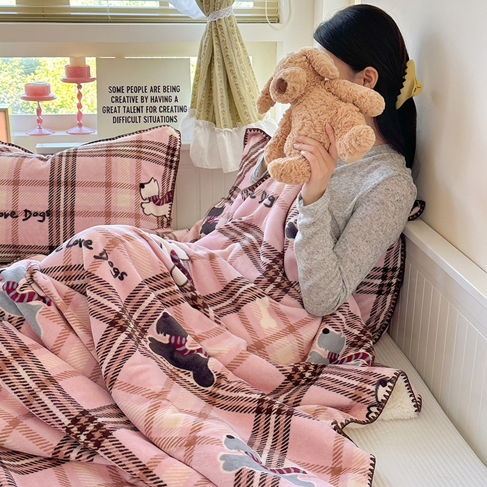 91家纺网 家纺一手货源 找家纺 小叮当家纺仓储工厂店 买家秀 爆款花型2025新款英伦风高克重羊羔绒牛奶绒贝壳边毯子外贸毯子 粉萌狗趣格