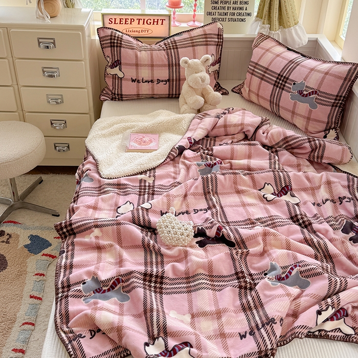 91家纺网 家纺一手货源 找家纺 小叮当家纺仓储工厂店 买家秀 爆款花型2025新款英伦风高克重羊羔绒牛奶绒贝壳边毯子外贸毯子 粉萌狗趣格