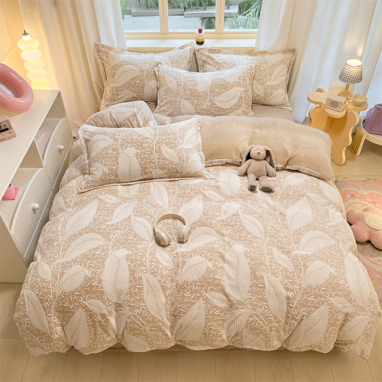 91家纺网 家纺一手货源 找家纺 名兮家居 2025新款高克重加厚雕花绒枕套 千叶-咖