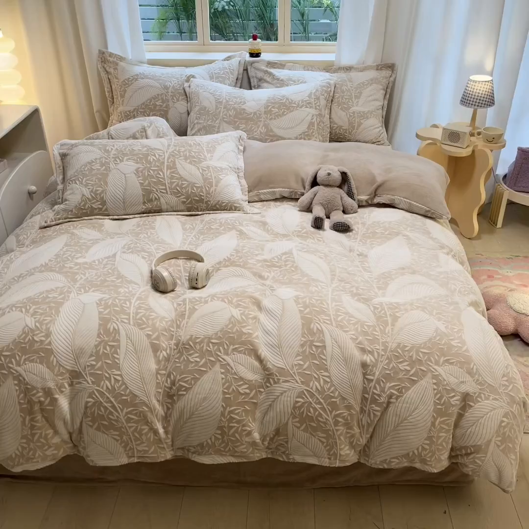 91家纺网 家纺一手货源 找家纺 名兮家居 2025新款高克重加厚雕花绒枕套 千叶-咖