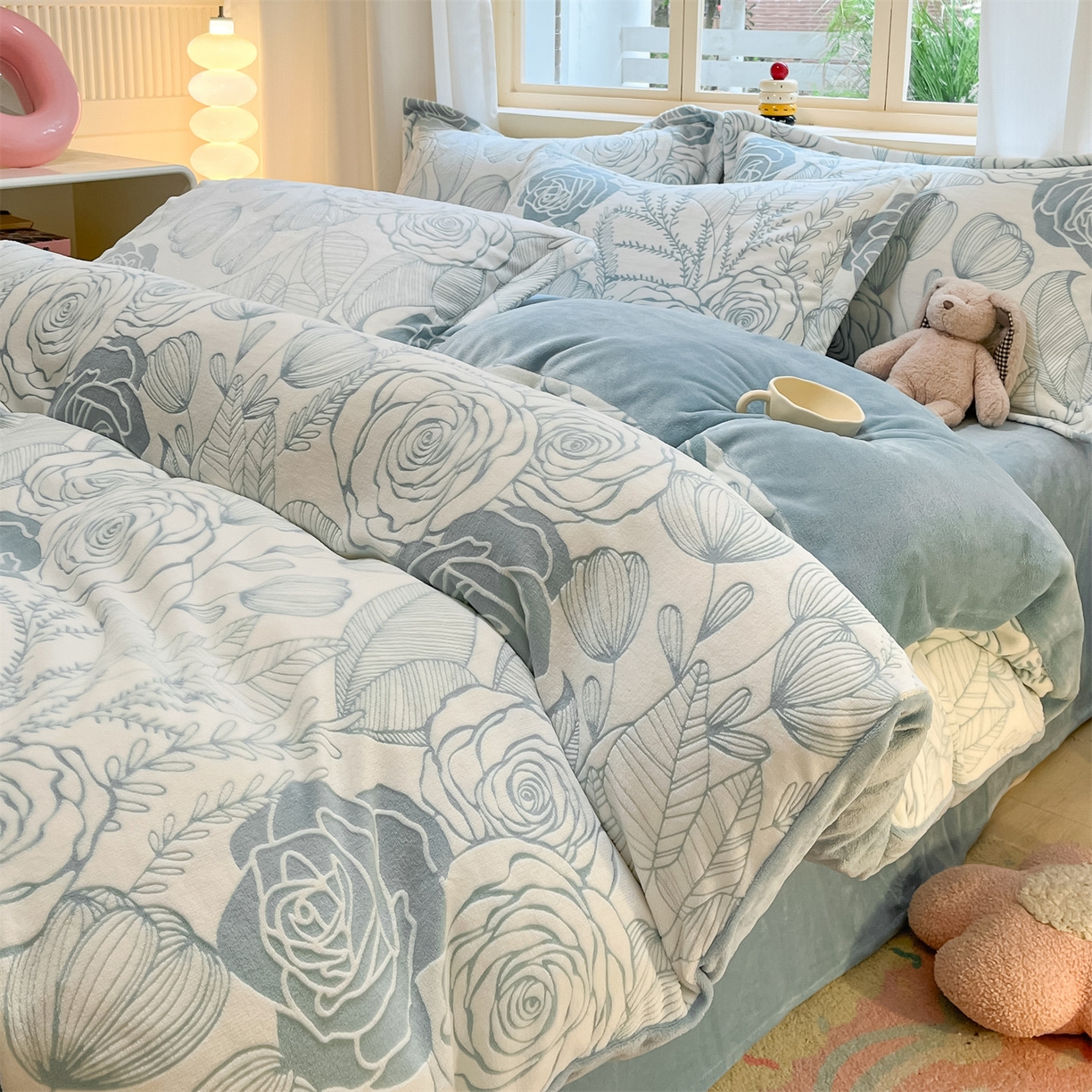 91家纺网 家纺一手货源 找家纺 名兮家居 2025新款高克重加厚雕花绒枕套 朵美-蓝