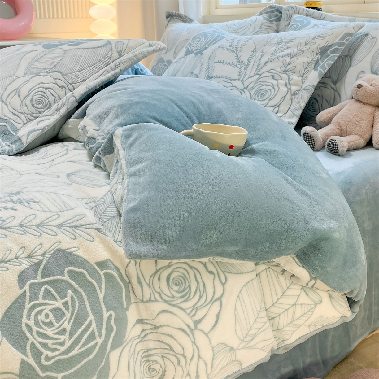 91家纺网 家纺一手货源 找家纺 名兮家居 2025新款高克重加厚雕花绒枕套 朵美-蓝