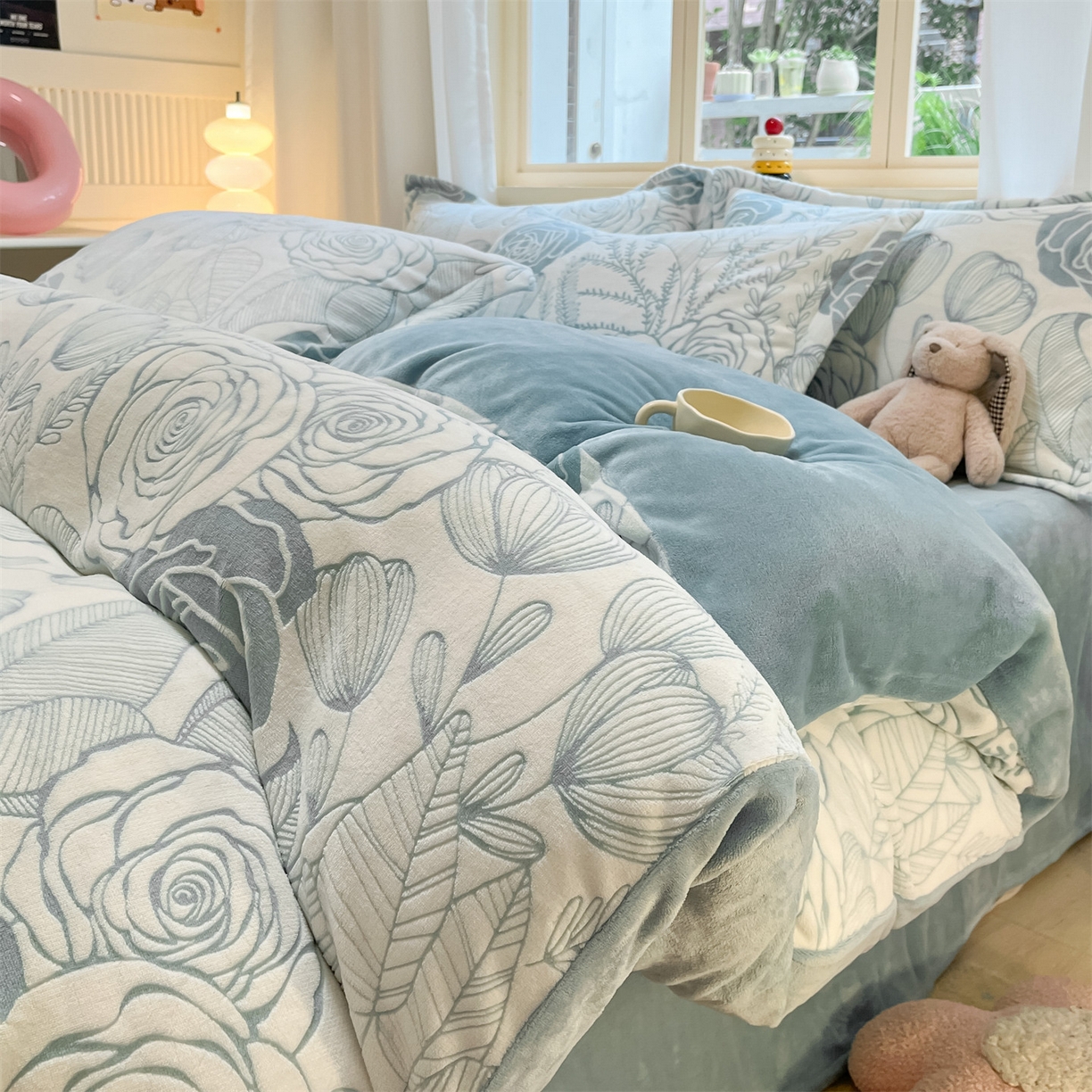 91家纺网 家纺一手货源 找家纺 名兮家居 2025新款高克重加厚雕花绒枕套 朵美-蓝