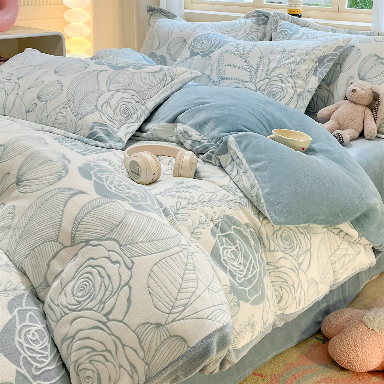 91家纺网 家纺一手货源 找家纺 名兮家居 2025新款高克重加厚雕花绒枕套 朵美-蓝