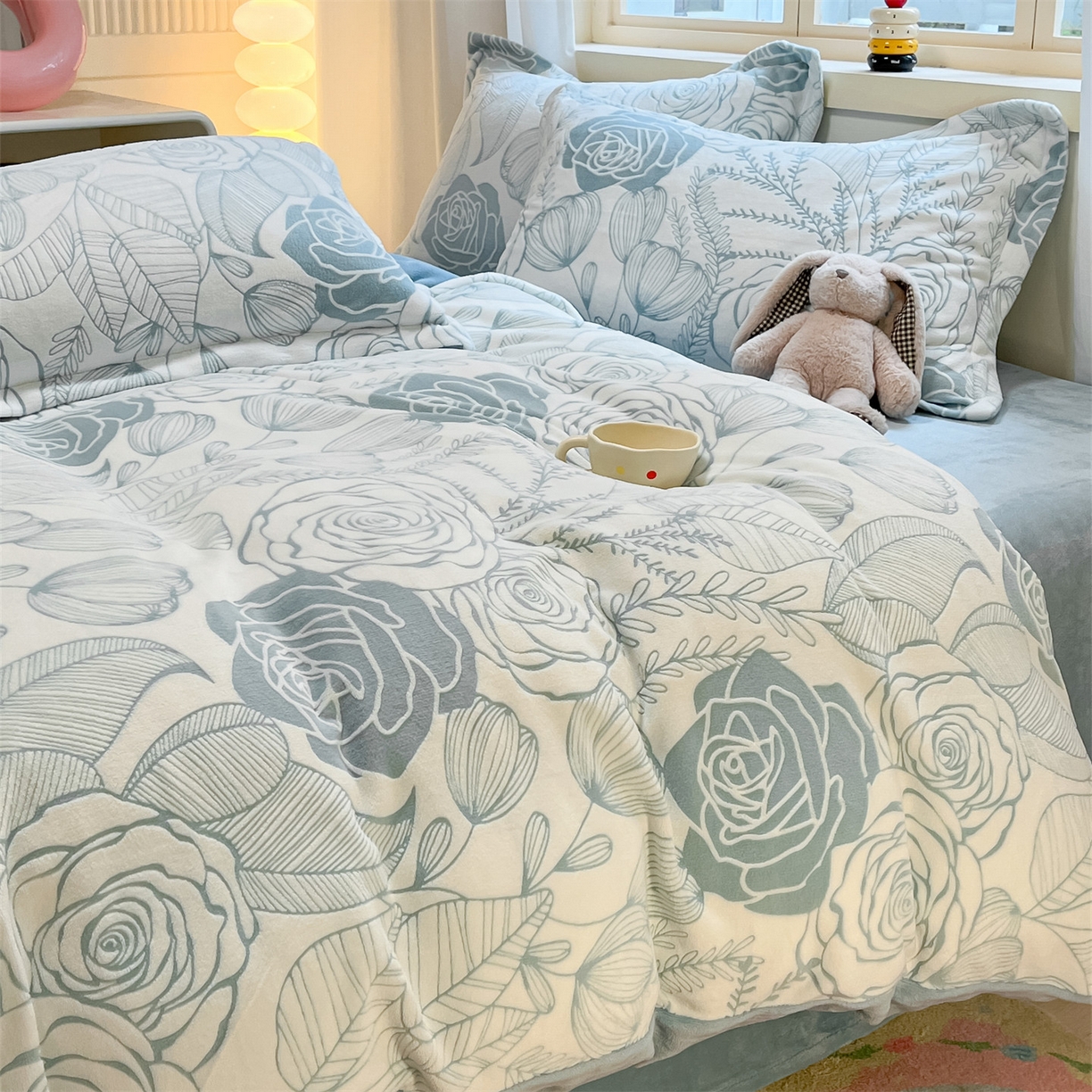 91家纺网 家纺一手货源 找家纺 名兮家居 2025新款高克重加厚雕花绒枕套 朵美-蓝