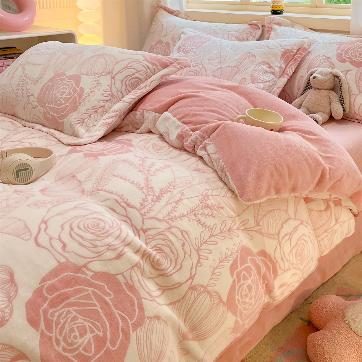 91家纺网 家纺一手货源 找家纺 名兮家居 2025新款高克重加厚雕花绒枕套 朵美-粉