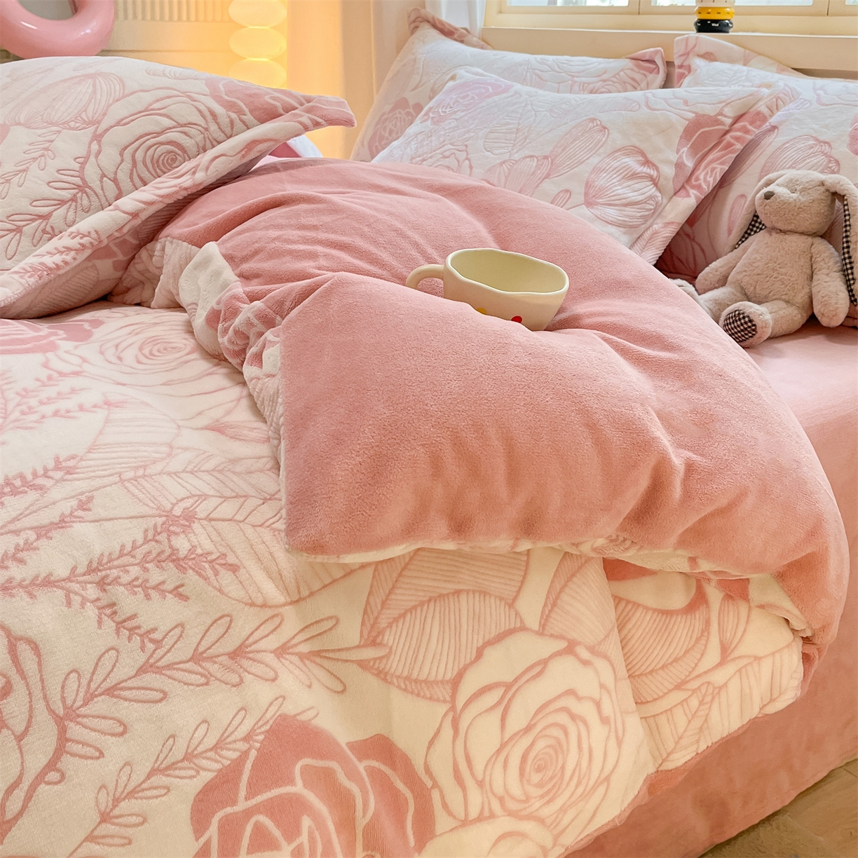 91家纺网 家纺一手货源 找家纺 名兮家居 2025新款高克重加厚雕花绒枕套 朵美-粉