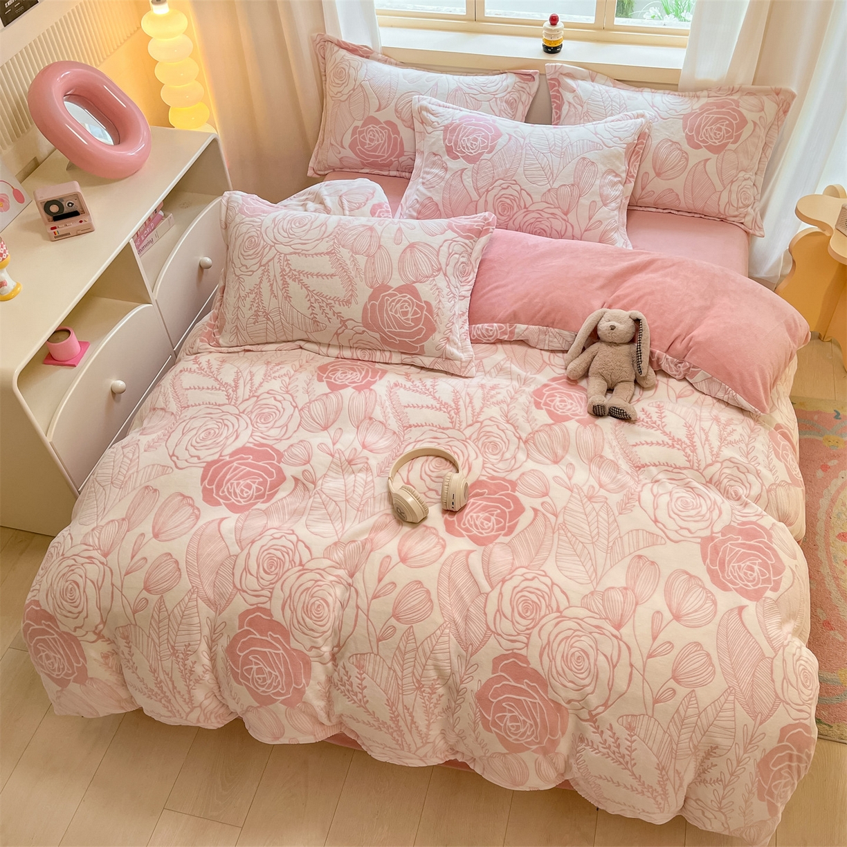 91家纺网 家纺一手货源 找家纺 名兮家居 2025新款高克重加厚雕花绒枕套 朵美-粉