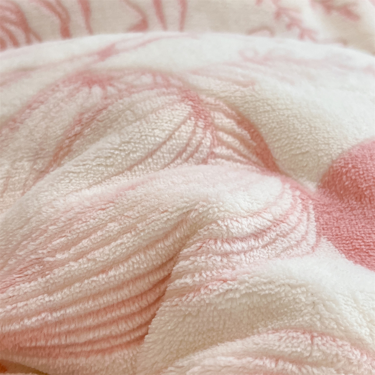 91家纺网 家纺一手货源 找家纺 名兮家居 2025新款高克重加厚雕花绒枕套 朵美-粉