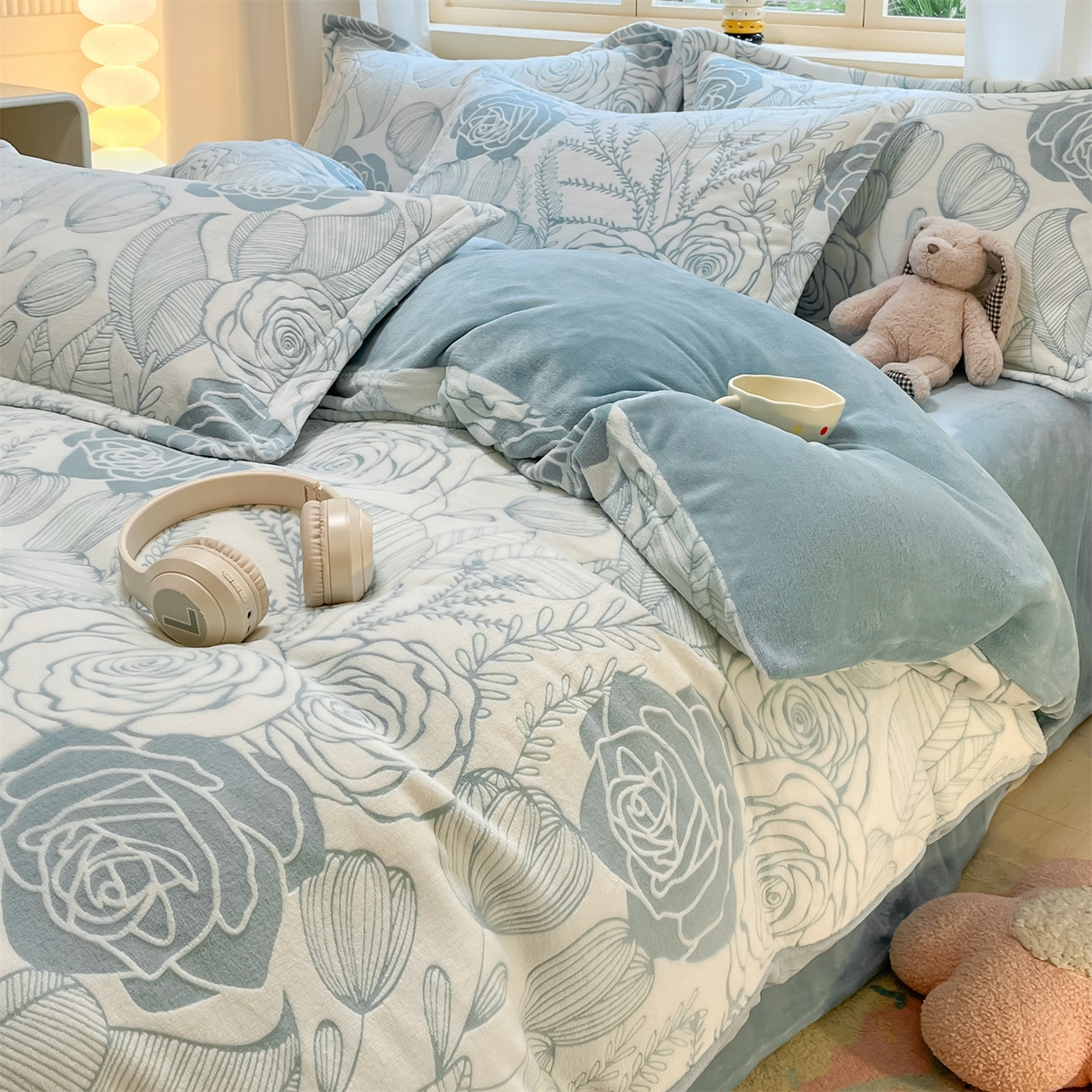 91家纺网 家纺一手货源 找家纺 名兮家居 2025新款高克重加厚雕花绒枕套 朵美-蓝